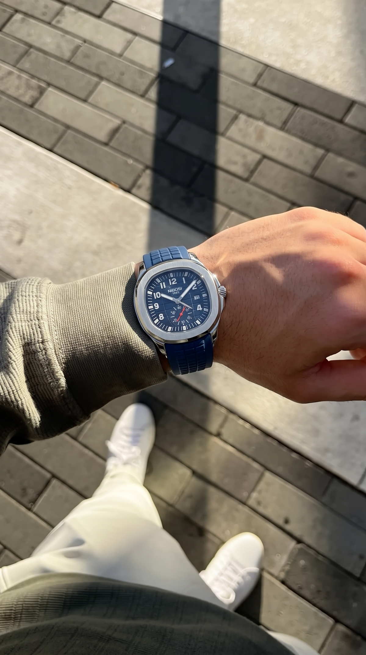 Relógio Nibosi Aquanaut Azul no pulso